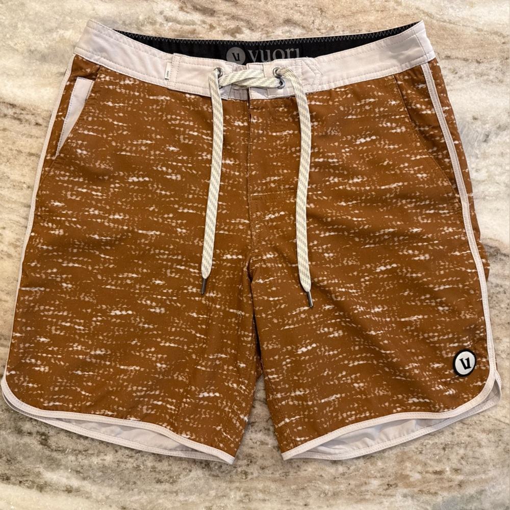 Vuori Cruise Stretch 7.5” Board Shorts Swim Trunks Caramel Slub Men’s 28 US